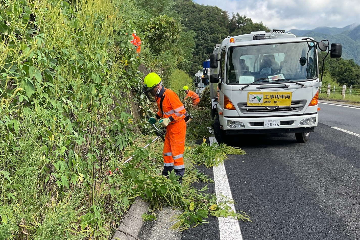 高速道路の路肩や法面の草刈り